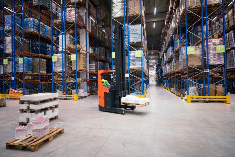 3PL warehouse using PowerHouse's 3PL warehouse management system, with an employee operating a forklift.